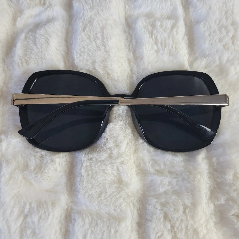 QUAY // ltd ed chrissy teigen retro-glam oversized round black smoke gold sunnie
